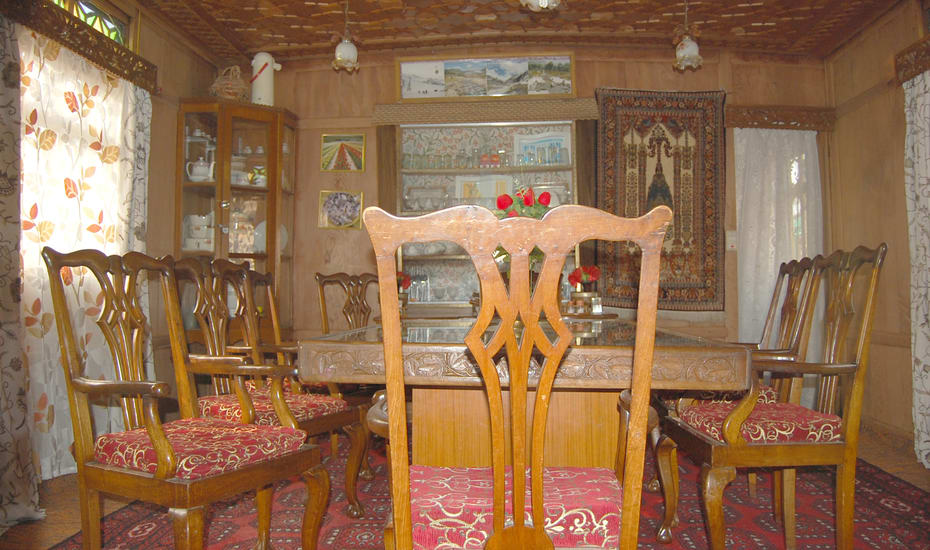 New Gulzar Houseboat Srinagar Restaurant