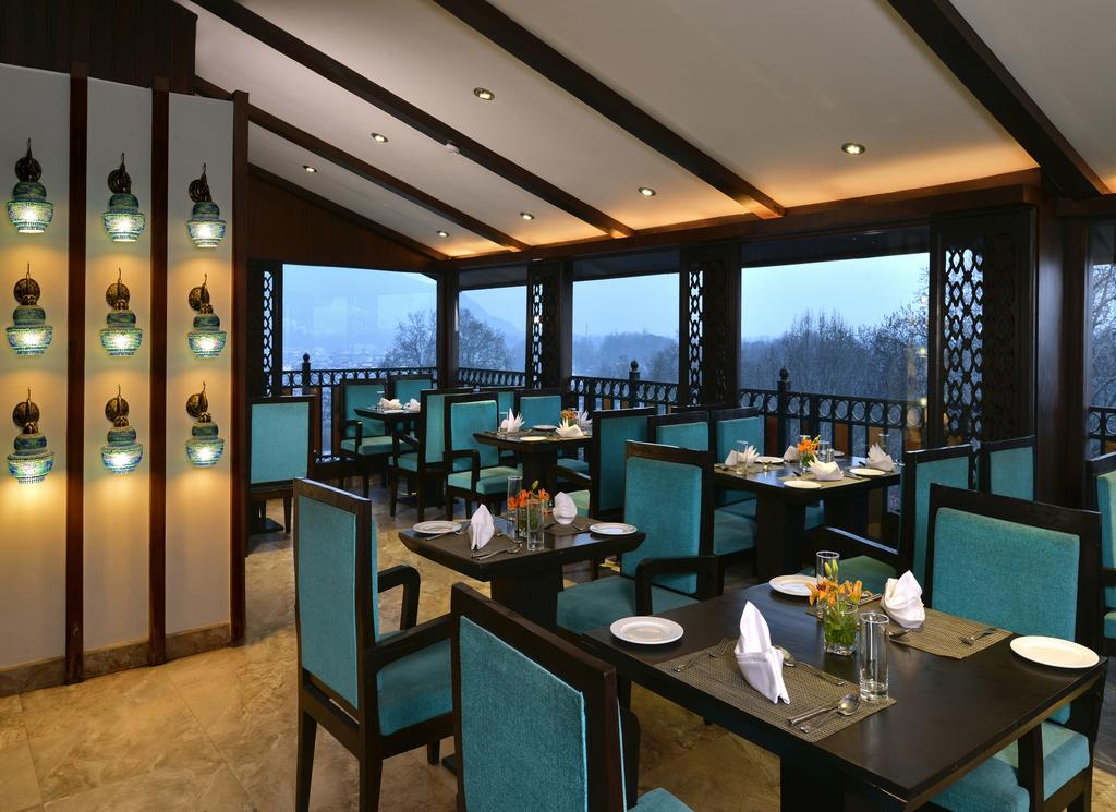 RK Sarovar Portico Hotel Srinagar Restaurant