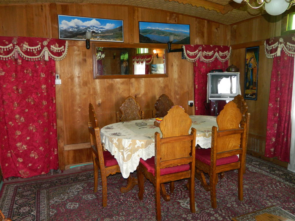 Lalarukh Houseboat Srinagar Restaurant