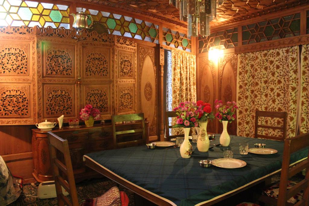 New Lucifer Houseboat Srinagar Restaurant