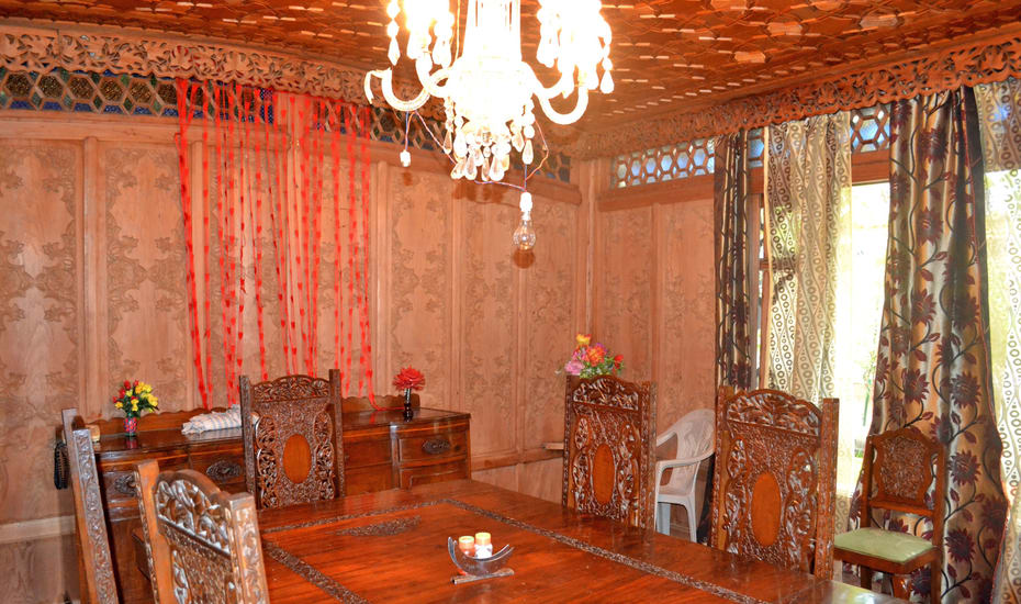 Fazil Houseboat Srinagar Restaurant