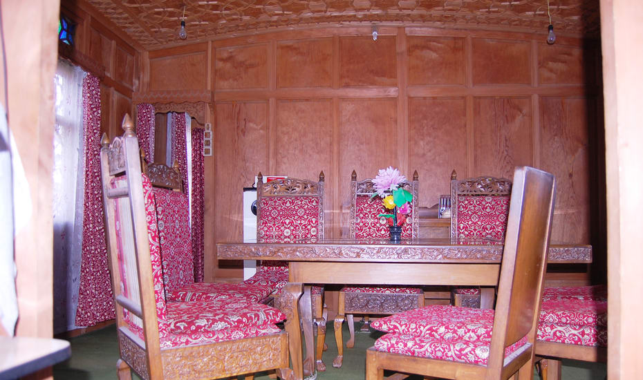 Manhattan Houseboat Srinagar Restaurant