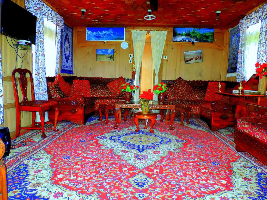 Rajas Palace Houseboat Srinagar Restaurant