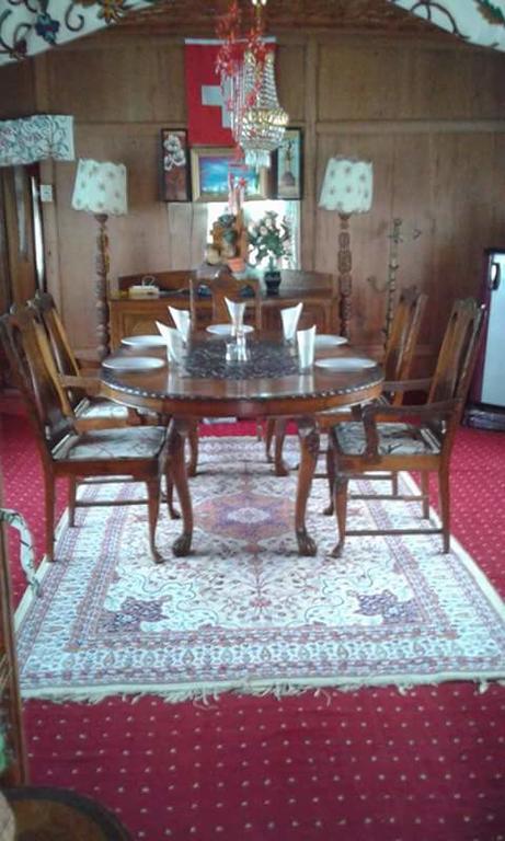 Shamus Group Of Houseboat Srinagar Restaurant