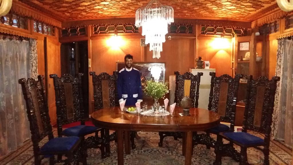 Jacqueline Houseboat Srinagar Restaurant