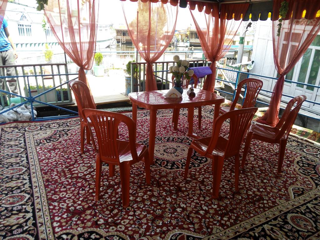 New Retreet Houseboat Srinagar Restaurant