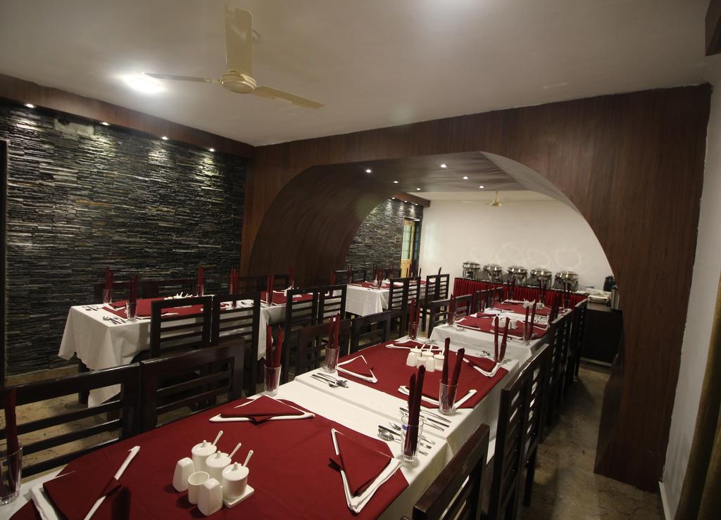 Green Leaf Hotel Srinagar Restaurant