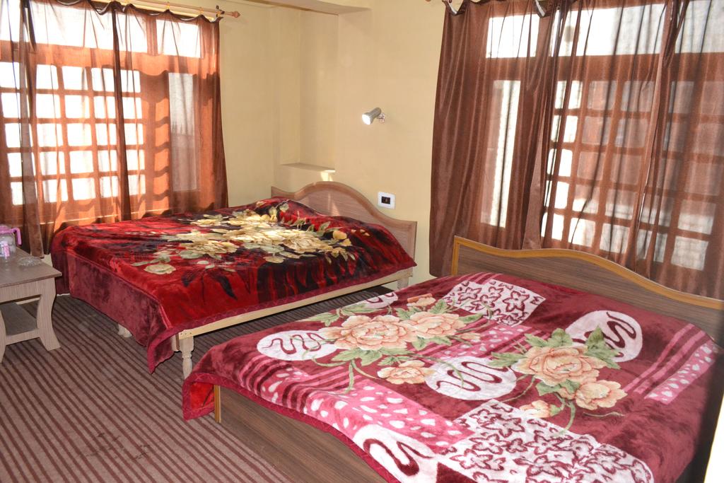 Aashus Lodge Srinagar