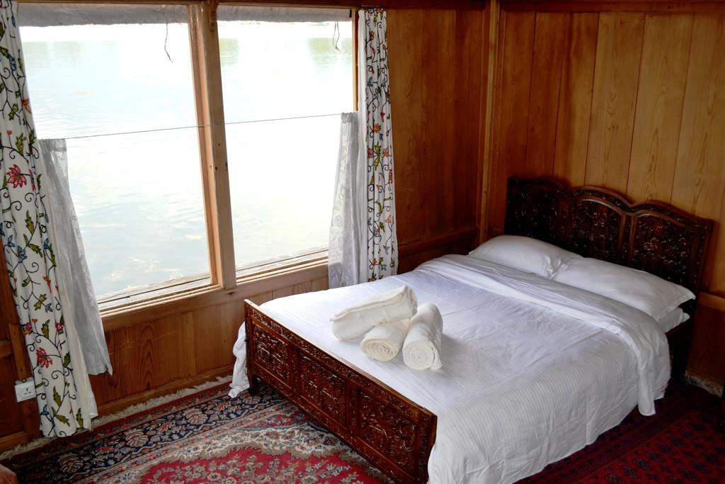 Canada Houseboat Srinagar