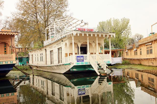 Moonshine Houseboat Srinagar