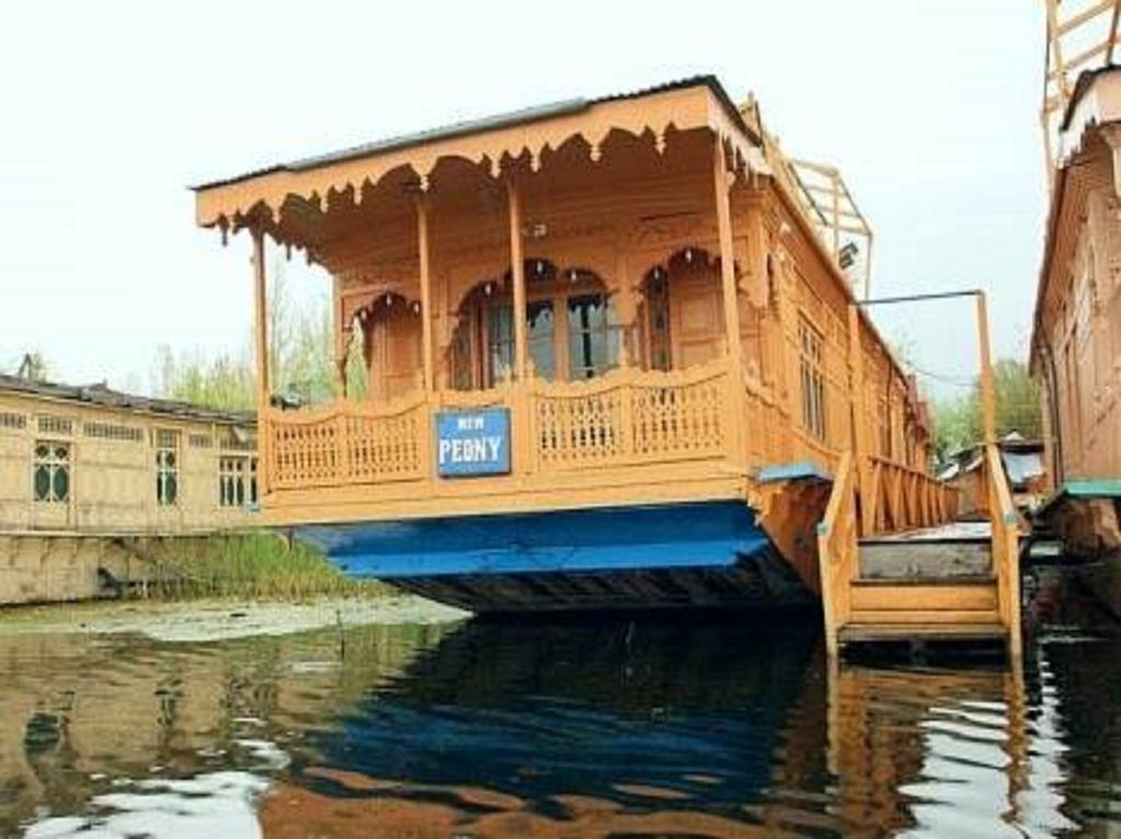 New Peony Houseboat Srinagar