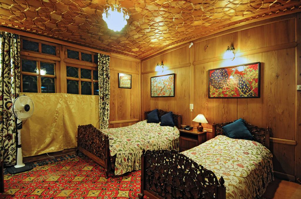 Nigeen Beauty Houseboat Srinagar