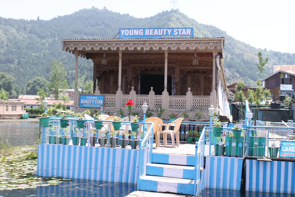 Young Beauty Star Group Of Houseboat Srinagar