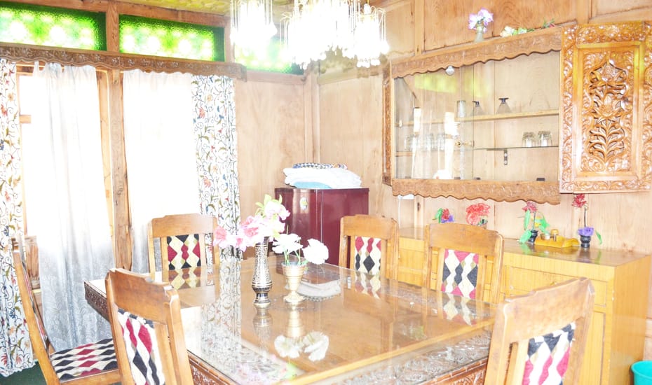 Queen Of Mountain Houseboat Srinagar Restaurant