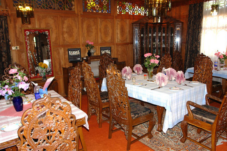 Meena Zumzum Houseboat Srinagar Restaurant