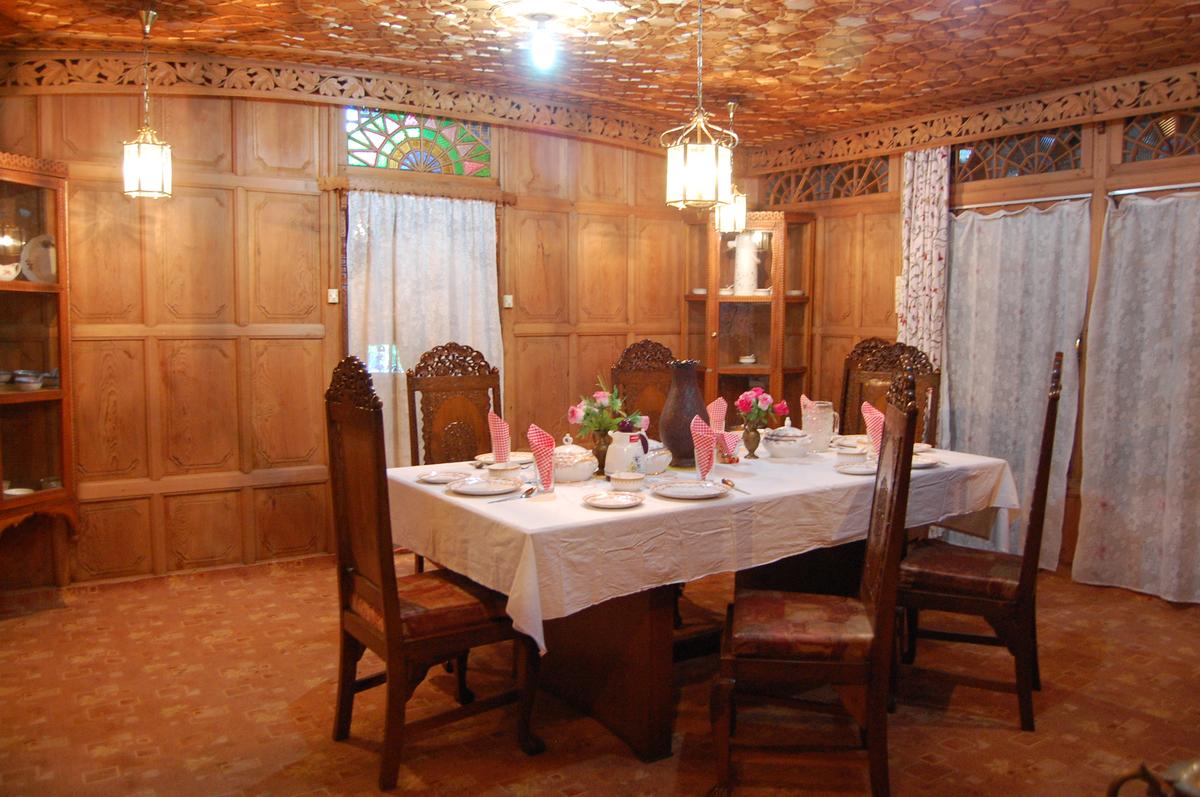 Dastan Houseboat Srinagar Restaurant