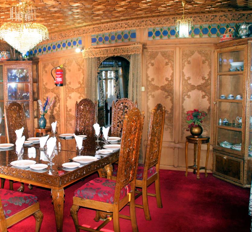 Yadgaar Houseboat Srinagar Restaurant