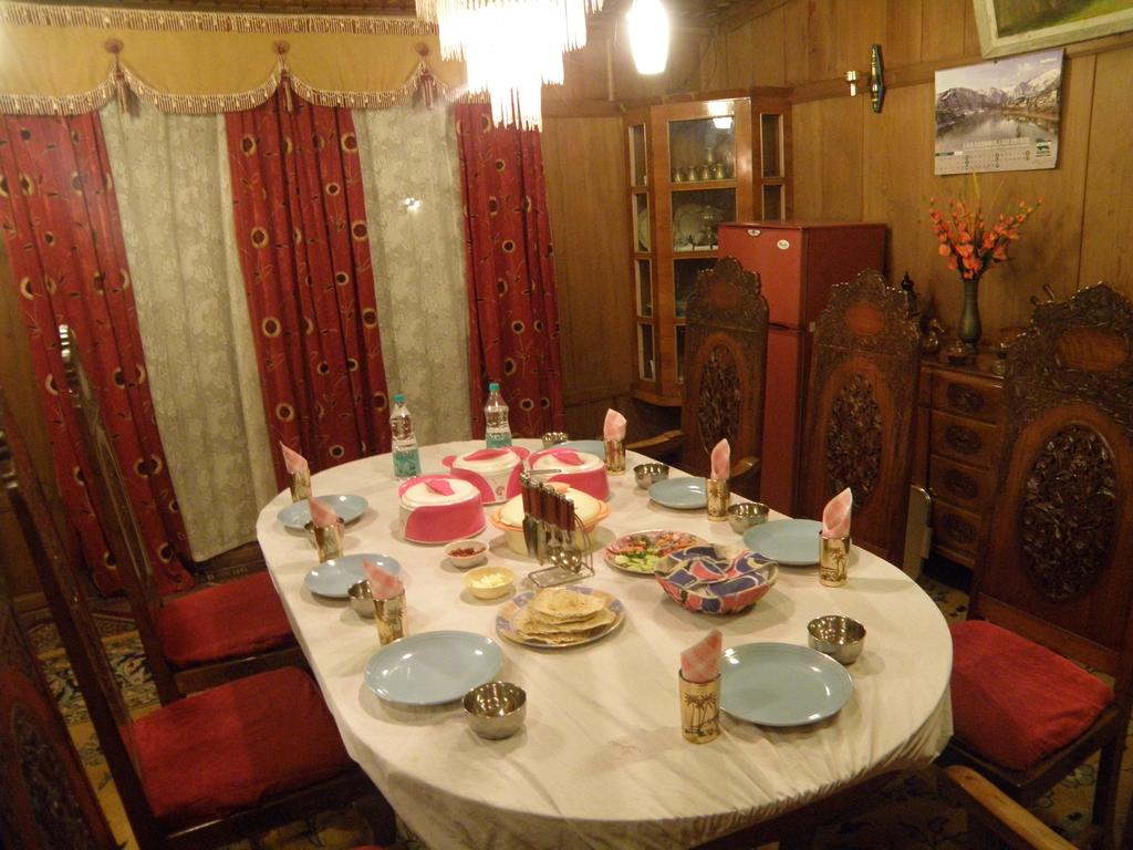 Moon Valley Houseboat Srinagar Restaurant