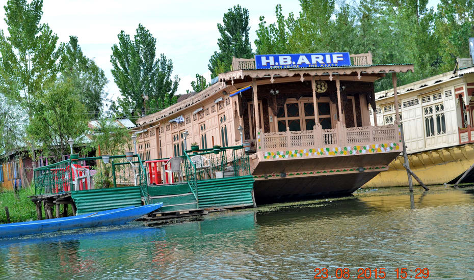 Arif Houseboat Srinagar