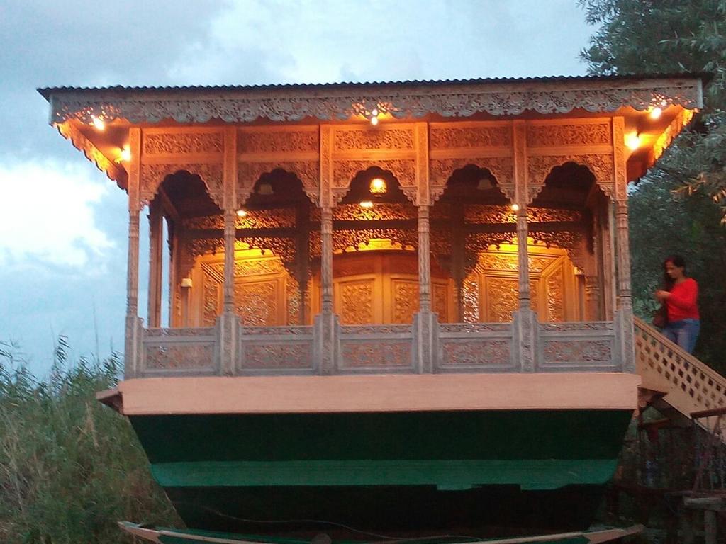 Jigar Palace Houseboat Srinagar