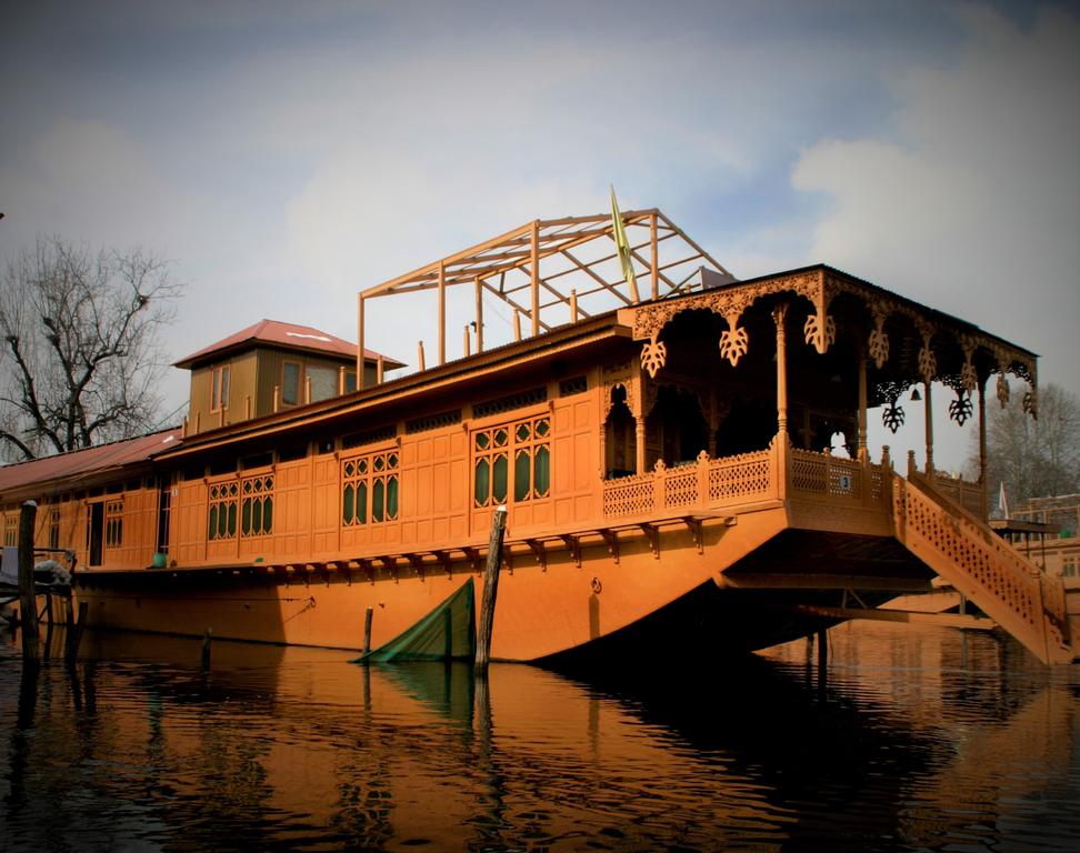 Yadgaar Houseboat Srinagar